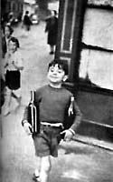 Niño botellas