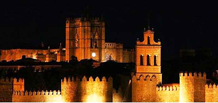 Murallas de Ávila en la noche