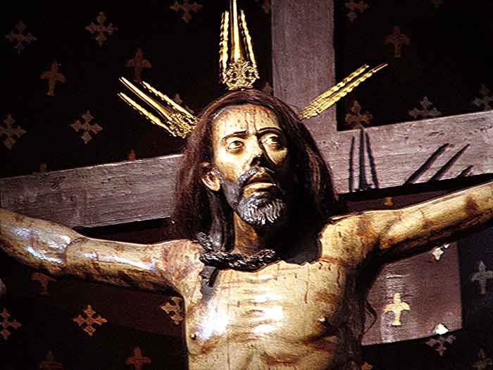 El crucifijo conocido como el Señor de Mayo, se encuentra en la iglesia de los padres agustinos. Devoción al Señor de Mayo