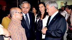 El Presidente con el representante del Movihl y el Senador Andrés Chadwick, quien actuó como introductor.