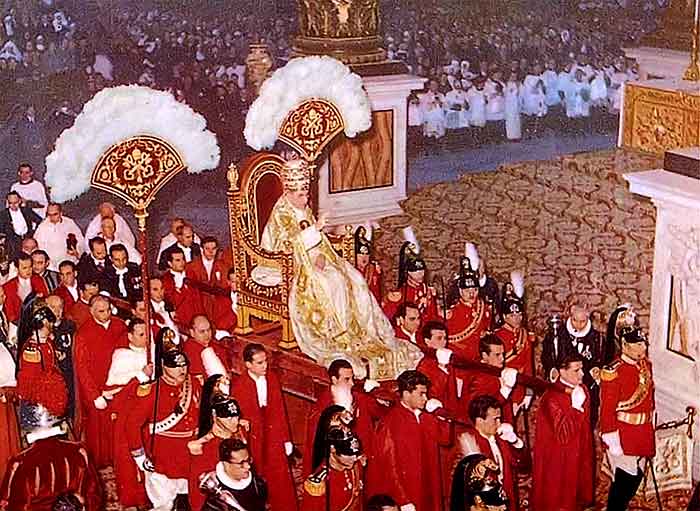 El Papa Pío XII en la silla gestatoria en el Vaticano