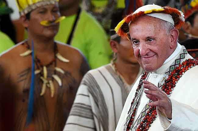 El Papa Francisco con los indios de la selva peruana