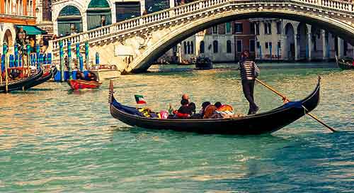 Paseo en góndola por los canales de Venecia