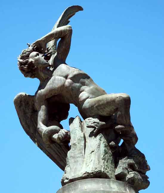 El caos nueva estrategia revolucionaria. El ángel caído, estatua del demonio en el Parque del Retiro, Madrid