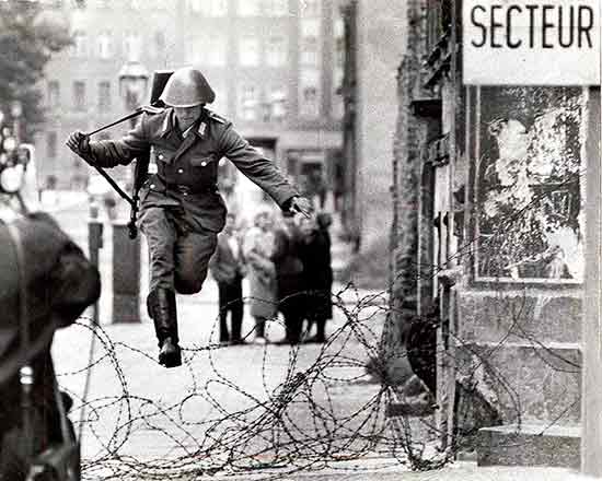 Soldado huyendo de Alemania comunista. la paz es el fruto de la justicia