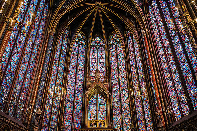 San Luis hizo construir la Sainte Chapelle como un relicario para guardar la Corona de Espinas de Nuestro Señor